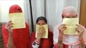 Fight : ತಿಲಕಕ್ಕಾಗಿ ಮಹಿಳೆಯರ ನಡುವೆ ಜಡೆ ಹಿಡಿದು ಕಿತ್ತಾಟ ; ವಿಡಿಯೋ ವೈರಲ್.! 3 women fight pulling hair over tilak 1