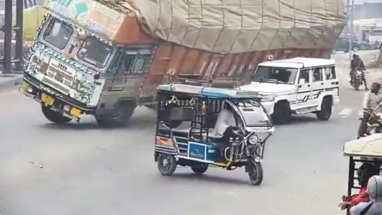 ಬೊಲೆರೊ ಮೇಲೆ ಉರುಳಿದ ಟ್ರಕ್