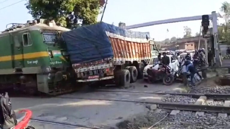 ಗೇಟ್ ಮುಚ್ಚುವ ಮುನ್ನ ದಾಟಲು ಯತ್ನಿಸಿದ ಟ್ರಕ್‌ಗೆ ರೈಲು ಡಿಕ್ಕಿ; ವೀಡಿಯೋ ವೈರಲ್.