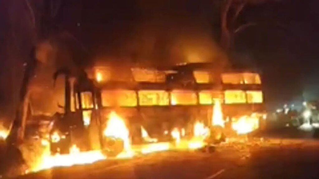 ಚಲಿಸುತ್ತಿದ್ದಾಗಲೇ ಹೊತ್ತಿ ಉರಿದ ಖಾಸಗಿ ಸ್ಲೀಪರ್ ಬಸ್‌; 8 ಪ್ರಯಾಣಿಕರಿಗೆ ಗಾಯ.