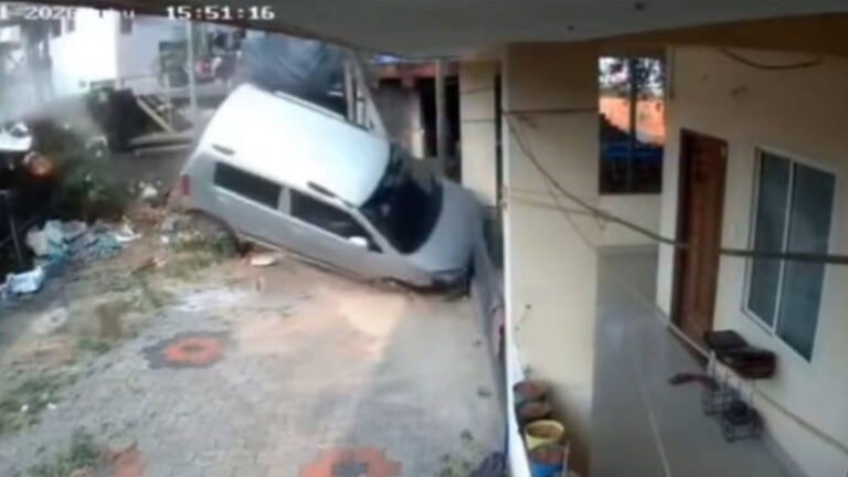 ಟೈರ್ ಸ್ಪೋಟಗೊಂಡು ಮನೆ ಅಂಗಳಕ್ಕೆ ಹಾರಿ ಬಿದ್ದ ಕಾರು