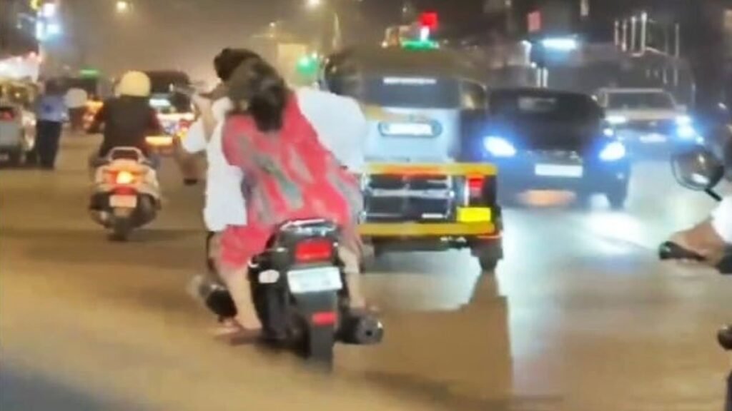 ನಡು ರಸ್ತೆಯಲ್ಲಿ ಸ್ಕೂಟಿ ಚಾಲನೆ ವೇಳೆ ಪತಿಯ ಮೇಲೆ ಪತ್ನಿಯ ಹಲ್ಲೆ