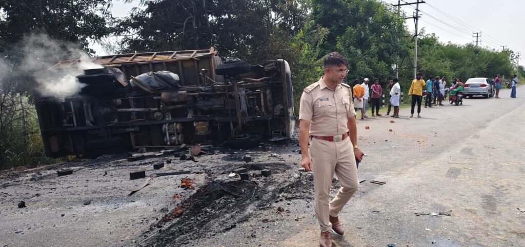 ಬೊಲೆರೋ ಮತ್ತು ಇಟ್ಟಿಗೆ ತುಂಬಿದ ಕ್ಯಾಂಟರ್ ವಾಹನಗಳ ನಡುವೆ ಮುಖಾಮುಖಿ ಡಿಕ್ಕಿ