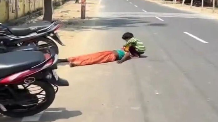 ಬಿಸಿಲಿಗೆ ಪ್ರಜ್ಞೆ ತಪ್ಪಿದ ತಾಯಿ