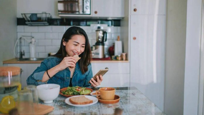 ಊಟ ಮಾಡುವಾಗ ಮೊಬೈಲ್ ಬಳಸುತ್ತೀರಾ?