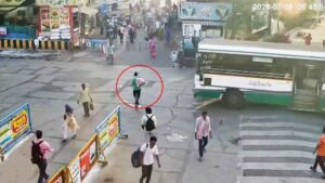 ಮೊಬೈಲ್ ನೋಡುತ್ತಾ ರಸ್ತೆಯಲ್ಲಿ ನಡೆಯುತ್ತೀರಾ?