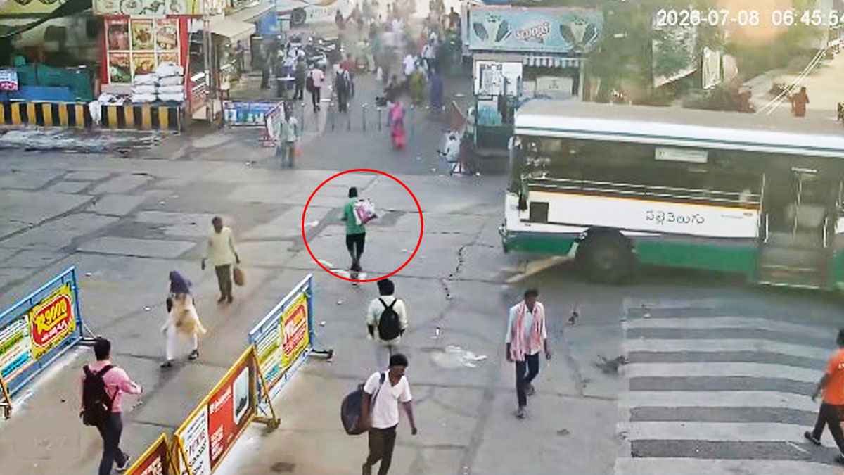 ಮೊಬೈಲ್ ನೋಡುತ್ತಾ ರಸ್ತೆಯಲ್ಲಿ ನಡೆಯುತ್ತೀರಾ?